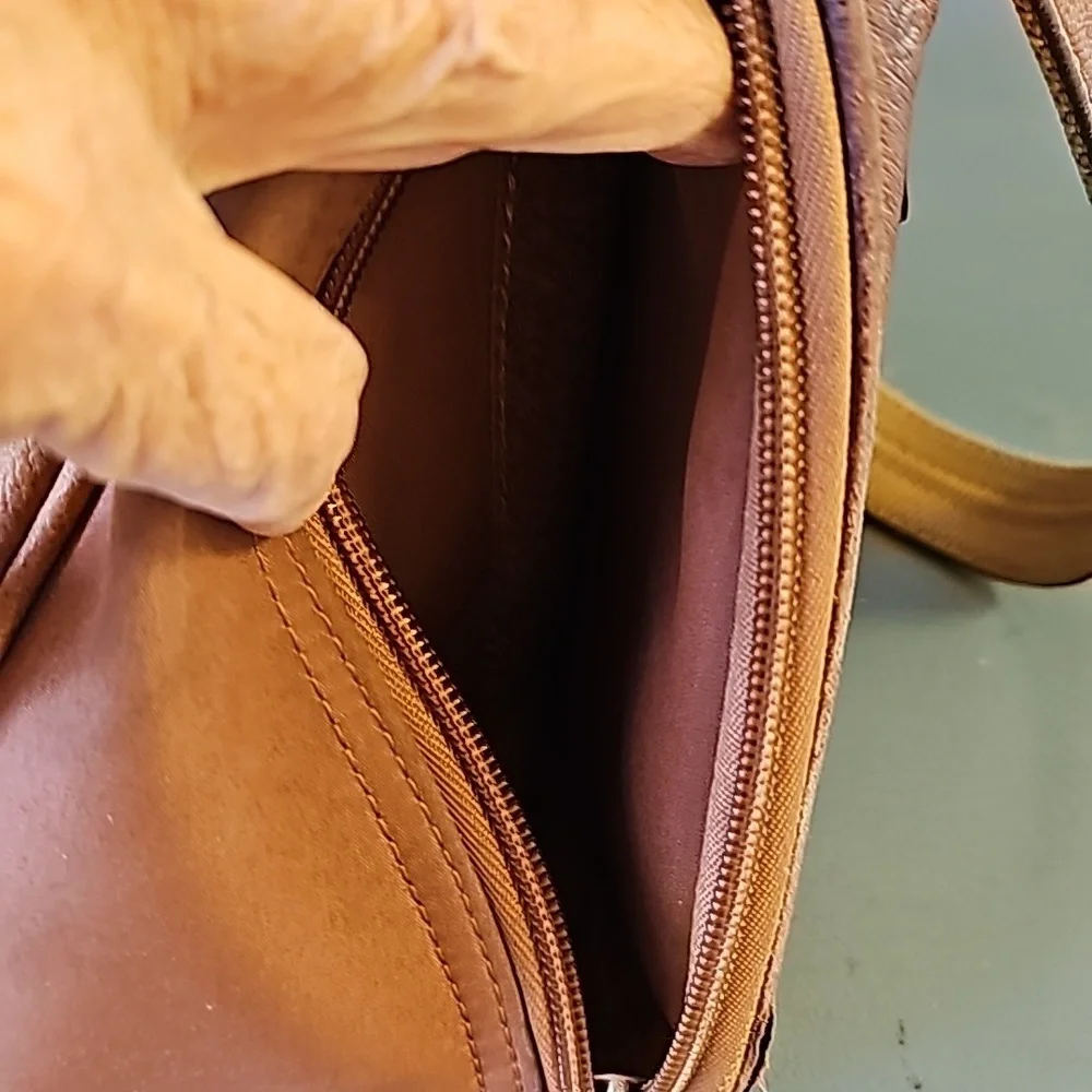 Gun tote'n Momas, leather bag. Lots of zippers‎ and pockets.